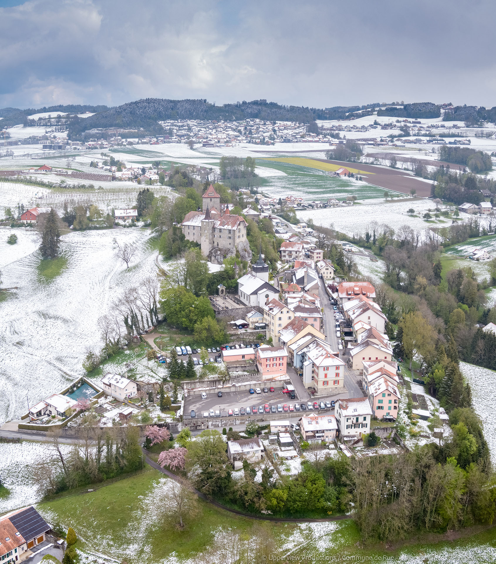 Le bourg de Rue et son château vus du ciel, sous la neige