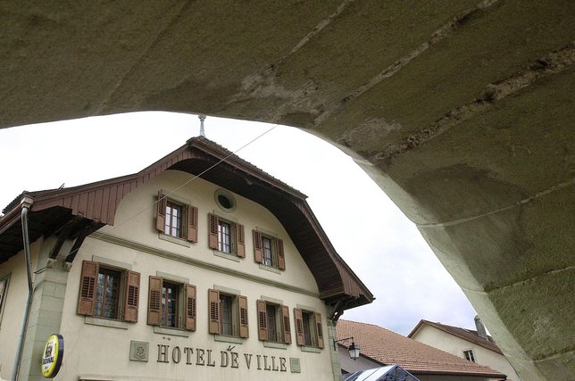 L’Hôtel de Ville de Rue vu sous une arche de pierre