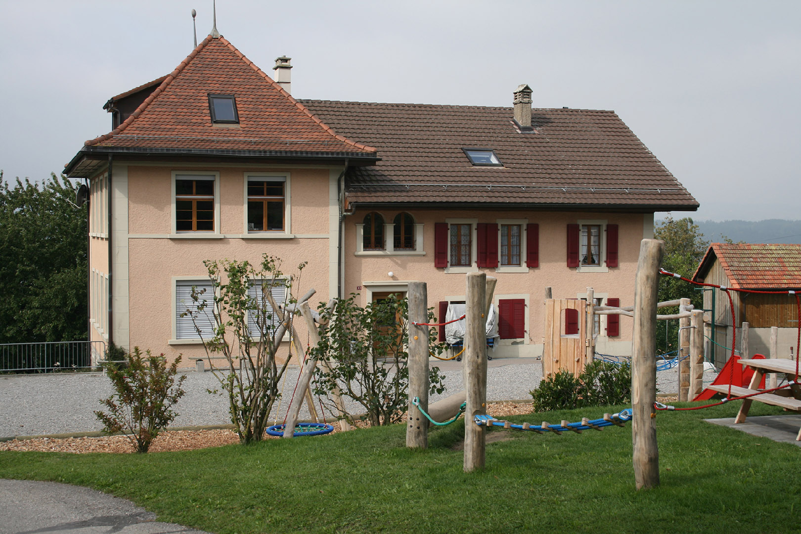 L’école et la place de jeux de Chapelle