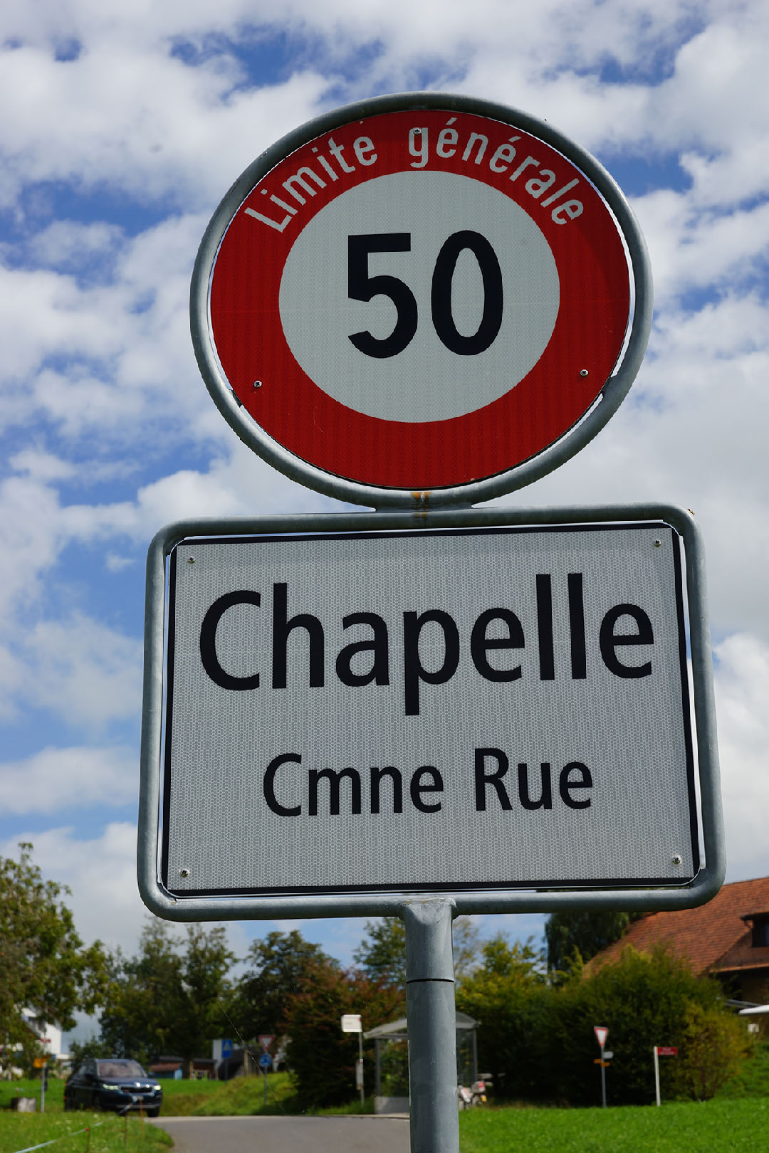 Chapelle, vue du village