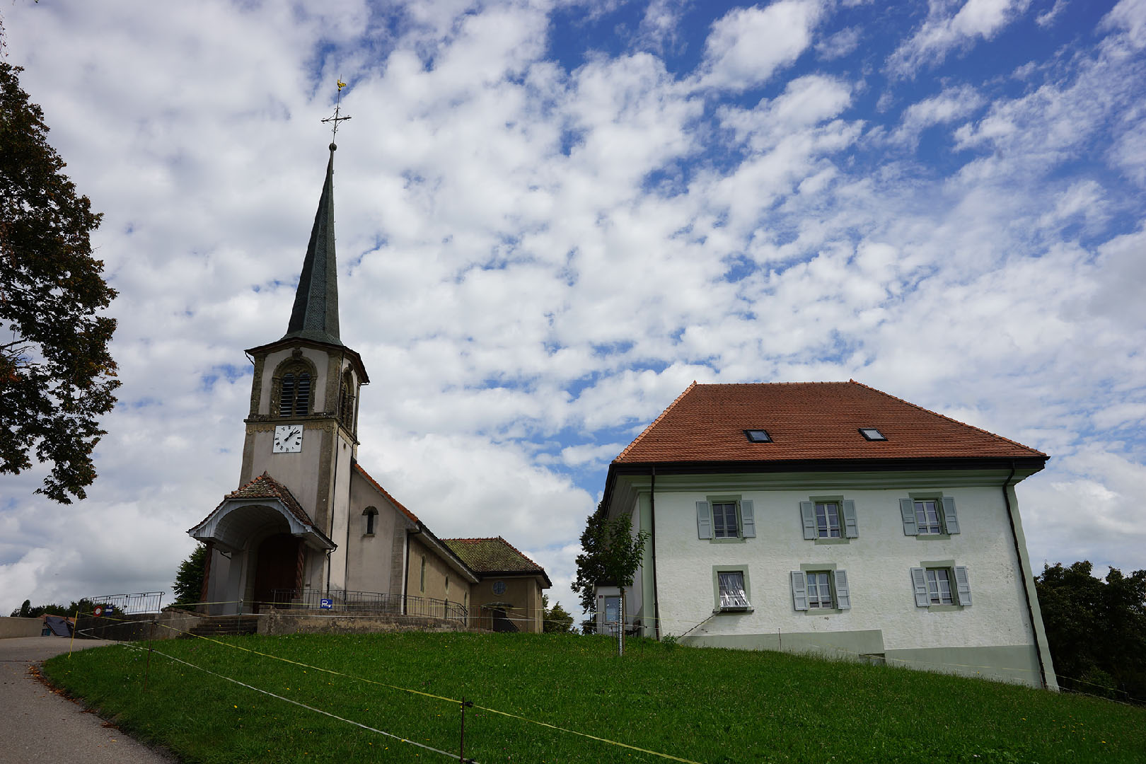 Chapelle, vue du village