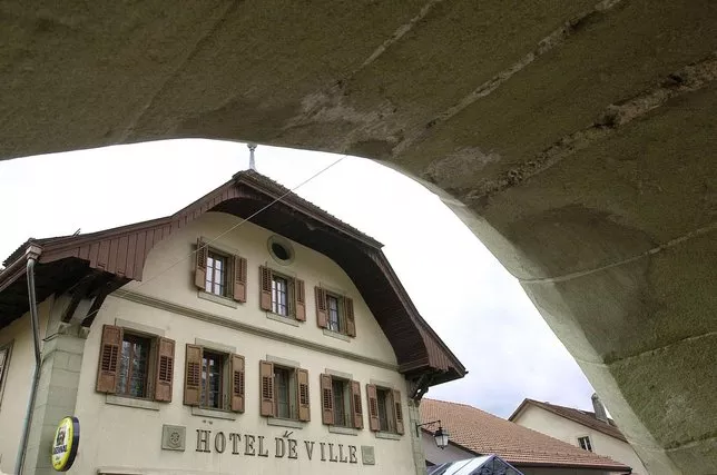 L’Hôtel de Ville de Rue vu sous une arche de pierre